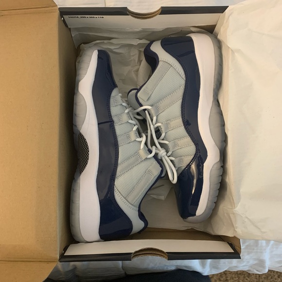 Jordan XI retro lows. Georgetown. Released 2015. - Picture 5 of 8